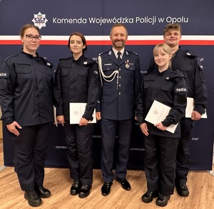 zdjęcie: policjanci podczas uroczystego ślubowania