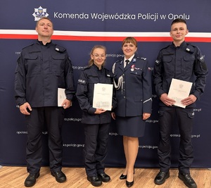 zdjęcie: policjanci podczas uroczystego ślubowania