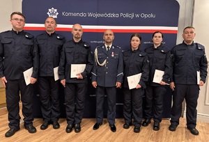 zdjęcie: policjanci podczas uroczystego ślubowania