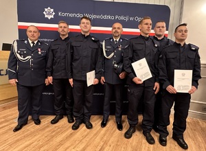 zdjęcie: policjanci podczas uroczystego ślubowania