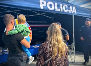 kobieta, mężczyzna i dziecko przy stoisku profilaktycznym