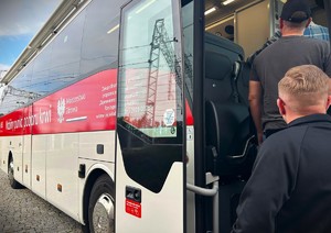 ludzie czekający na oddanie krwi na schodkach krwiobusa