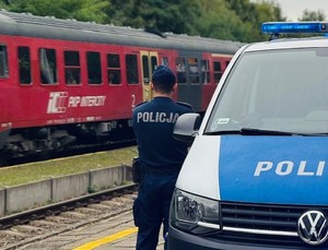 policjant na terenie kolejowym