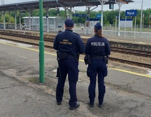 policjant na terenie kolejowym