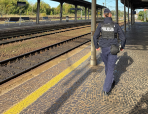 policjant na terenie kolejowym