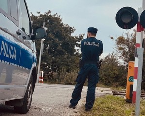 policjant na terenie kolejowym
