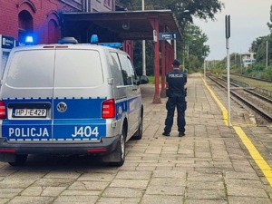 policjant na terenie kolejowym