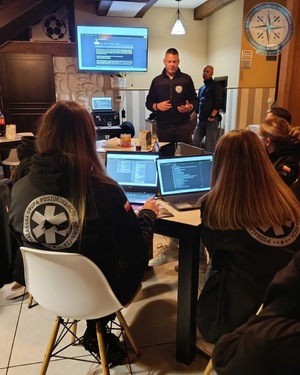 zdjęcie kolorowe: opolscy policjanci podczas szkolenia z poszukiwań