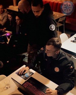 zdjęcie kolorowe: opolscy policjanci podczas szkolenia z poszukiwań