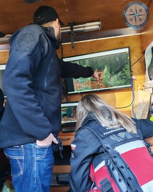 zdjęcie kolorowe: opolscy policjanci podczas szkolenia z poszukiwań