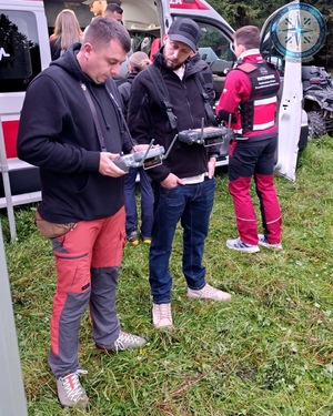 zdjęcie kolorowe: opolscy policjanci podczas szkolenia z poszukiwań