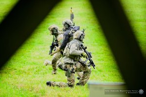 zdjęcie: policyjni kontrterroryści podczas ćwiczeń