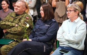 Zdjęcie: mundurowi siedzą na apelu.