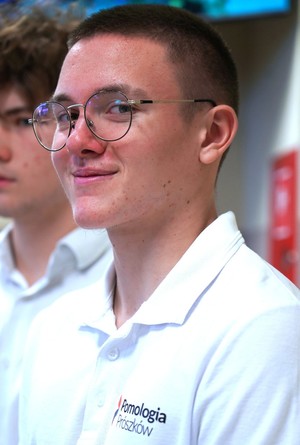 Zdjęcie: chłopak w okularach.