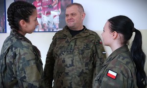 Zdjęcie: uczennice klasy wojskowej.