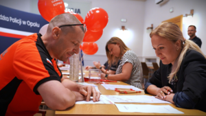 zdjęcie: policjanci podczas rejestracji jako potencjalni dawcy szpiku