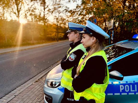 policjantki obok radiowozu