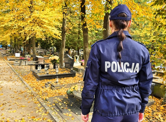 policjantka na cmentarzu