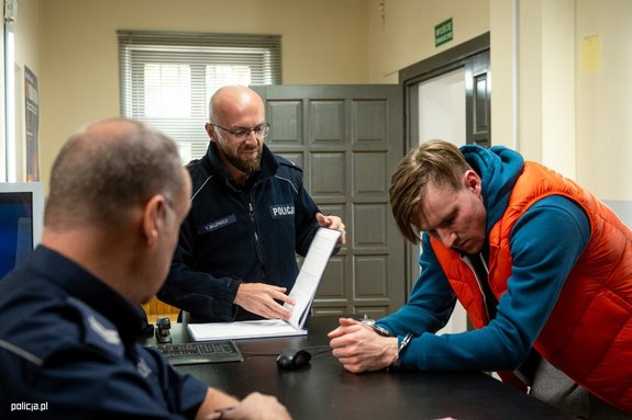 zdjęcie: dzielnicowy w jednej ze scen serialu