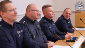 Policjanci siedzą w komisji.
