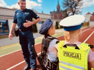 policjant z dziećmi na bieżni