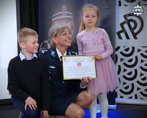 policjantka z dziećmi
