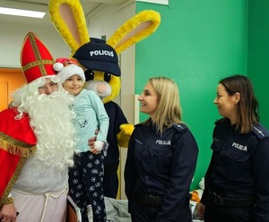 policjantki, święty Mikołaj i maskotka policyjna z dzieckiem