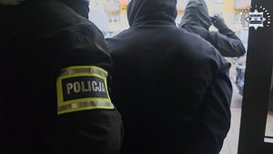 policjant z zatrzymanym
