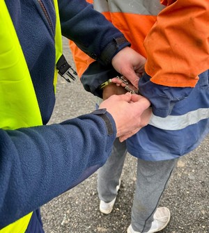 policjant z zatrzymanym