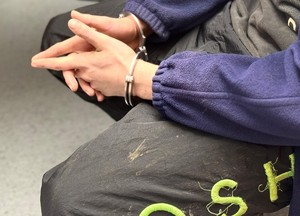 zatrzymany siedzący na krześle