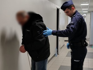 policjant z zatrzymanym