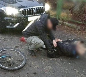 policjant z zatrzymanym na ulicy