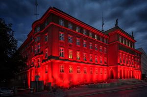 zdjęcie: podświetlona Komenda Wojewódzka Policji w Opolu