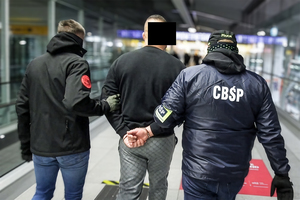 zdjęcie: policjanci CBŚP z zatrzymanym mężczyzną