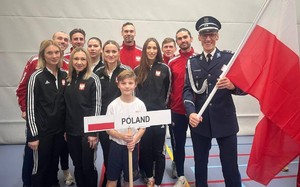 Zdjęcie: drużyna sportowa z barwami Polski.