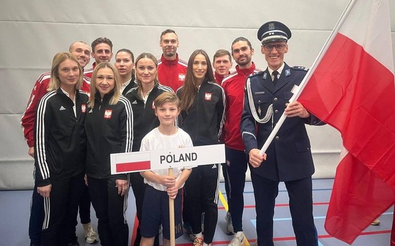 Zdjęcie: drużyna sportowa z barwami Polski.