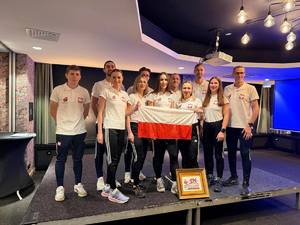 Zdjęcie: drużyna sportowa z barwami Polski.