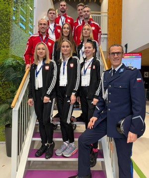 Zdjęcie: drużyna sportowa z barwami Polski.