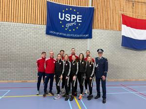 Zdjęcie: drużyna sportowa z barwami Polski.