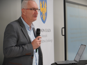 policjant podczas prelekcji