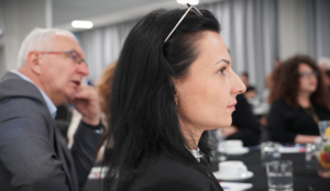 policjantka podczas konferencji