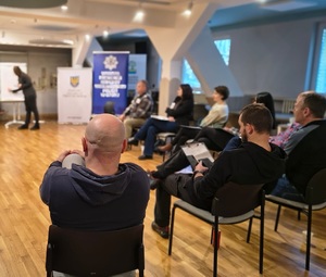 dzielnicowi na sali szkoleniowej podczas szkolenia