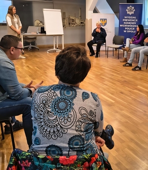 dzielnicowi na sali szkoleniowej podczas szkolenia