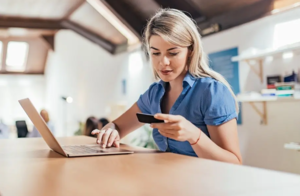 zdjęcie: młoda kobieta siedząca przed laptopem