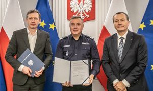 zdjęcie: nadinsp. dr Tomasz Michułka, Zastępca Komendanta Głównego Policji oraz wiceprezesi Zarządu PKO Banku Polskiego – Piotr Mazur i Tomasz Pol.
