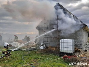 zdjęcie: strażacy podczas akcji gaszenia pożaru