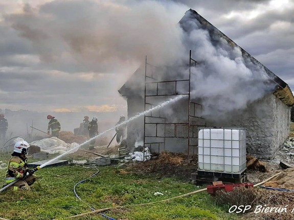 zdjęcie: strażacy podczas akcji gaszenia pożaru