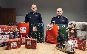 zdjęcie: opolscy komendanci podczas pakowania świątecznej paczki