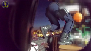 policjant przechodzi na balkon z innego balkonu