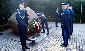 zdjęcie: Komendant Główny Policji przy pomniku upamiętniający policjantów poległych na służbie